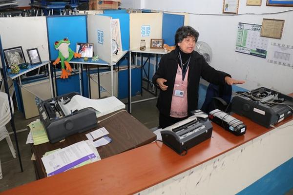 La subdelegada Gloria Marina Franco López denunció el robo. (Foto Prensa Libre: Eduardo Sam)