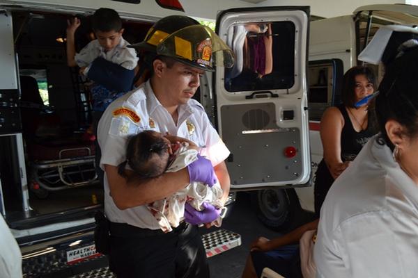 Los heridos fueron llevados a centros asistenciales. (Foto Prensa Libre: Jorge Tizol).