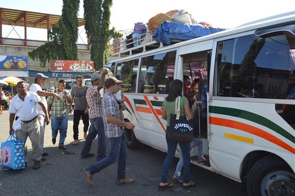 Visitantes abordan microbús en Zacapa, con destino a Puerto Barrios, Izabal. (Foto Prensa Libre: Víctor Gómez)<br _mce_bogus="1"/>