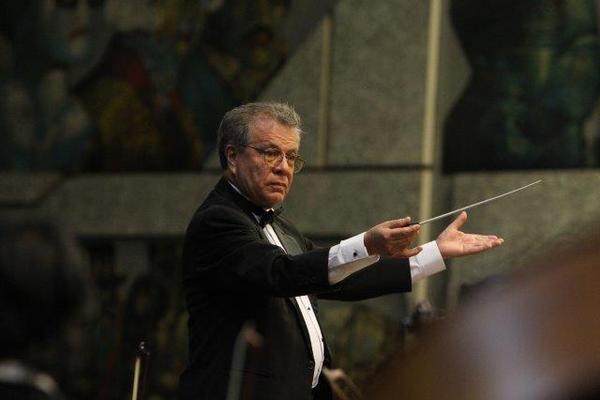 Maestro César Sazo Juárez, director de la Orquesta Sinfónica  Juvenil Intercultural.  Foto Prensa Libre: Edwin Castro