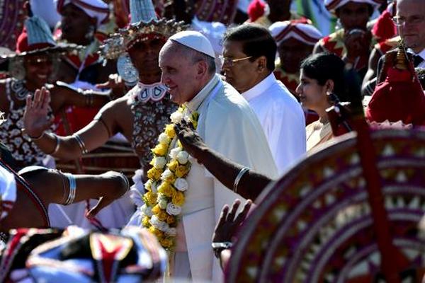 El papa Francisco, a su llegada al aeropuerto de Bandaranaike, en Katunayake, Sri Lanka. (Foto Prensa Libre: AFP)