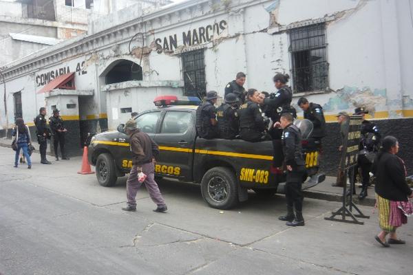 Agentes de la Policía Nacional Civil (PNC) se movilizaron para rescatar a los militares. (Foto Prensa Libre: Genner Guzmán)<br _mce_bogus="1"/>