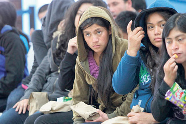 Jóvenes deportadas permanecen en la sala de protocolos de la DGM, donde esperan el llamado de oficiales para registrar su retorno al país.
