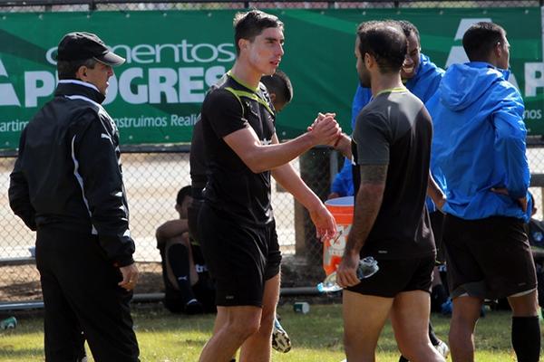 José Contreras se despide de Elías Enoc Vásquez (Foto Prensa Libre: Edwin Fajardo)