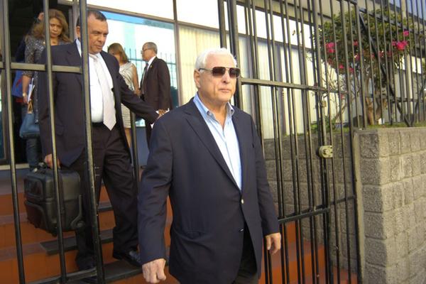 Expresidente de Panamá, Ricardo Martinelli, sale del Parlacen. (Foto Prensa Libre: Esbin García)