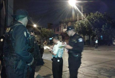 Uno de los comerciantes lanzó un objeto que impactó en la cabeza al policía Aníbal García. (Foto Prensa Libre: Julio Lara)