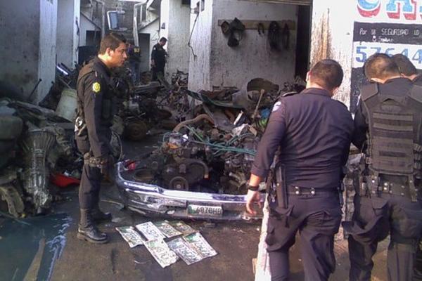 Varias placas de automóviles fueron encontradas en el taller allanado en la zona 4 de Retalhuleu. (Foto Prensa Libre: Jorge Tizol)