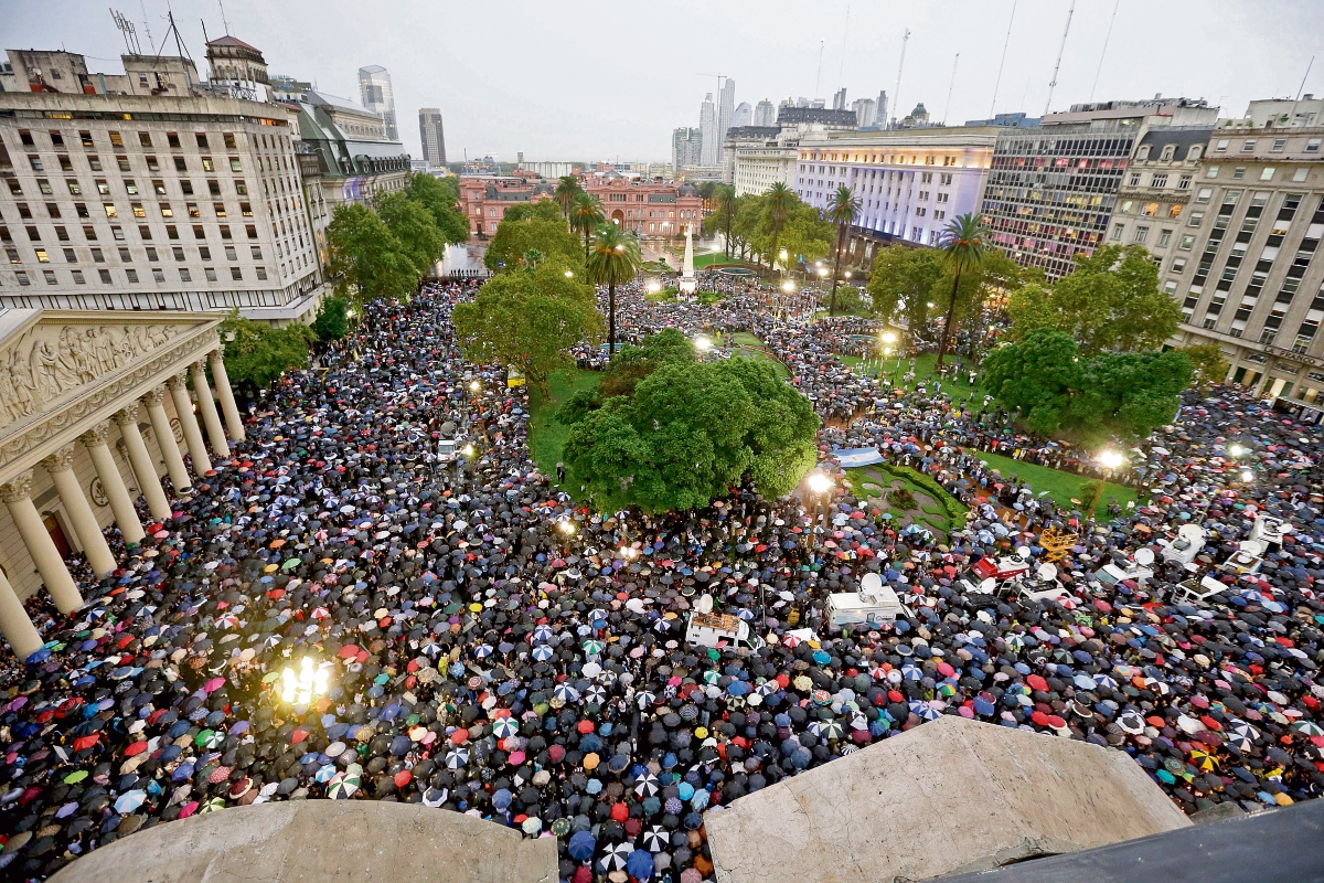 Miles se concentran en la emblemática Plaza de Mayo en Buenos Aires y piden justicia por la muerte del fiscal Nisman.  (Foto Prensa Libre: AP)
