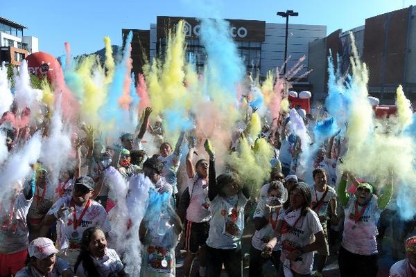 Casi un millar de personas, vestidas con camisetas blancas, corrieron en una peculiar competencia. (Foto Prensa Libre: AFP)