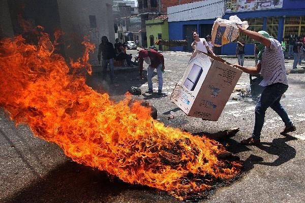 Manifestantes queman neumáticos durante una protesta contra el gobierno del presidente Nicolás Maduro, en San Cristóbal, Venezuela. (Foto Prensa Libre: AFP)