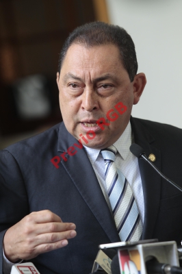 El ministro de gobernación, Mauricio López Bonilla en conferencia de prensa, dijo que la ley faculta a faculta disolver los bloqueos en carreteras.