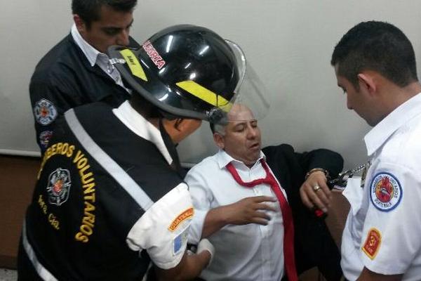 El parlamentario de Líder es atendido por Bomberos Voluntarios después de más de 12 horas que comenzó una huelga de hambre en el Mides. (Foto Prensa Libre)