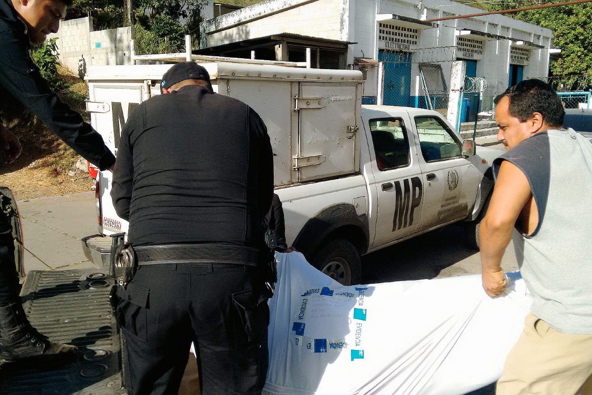 Agentes de  la PNC llevan cadáver de Floridalma Pineda a la morgue de Cuilapa, Santa Rosa. (Foto Prensa Libre: Oswaldo Cardona)