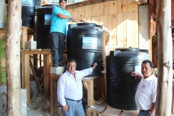 Promotores del  proyecto muestran un  filtro percolador de aguas servidas que funciona en un restaurante, en  Panajachel, Sololá.(Foto Prensa Libre: Édgar Sáenz)
