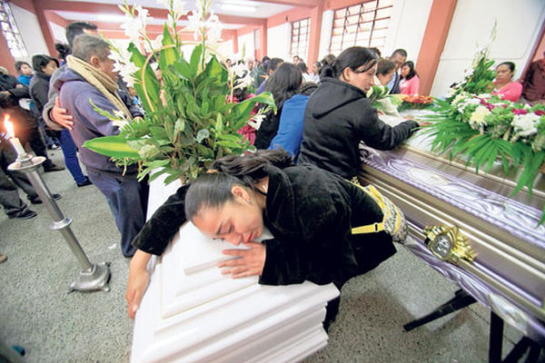 Familiares y vecinos dieron el último adiós, el domingo pasado, a las víctimas, en la iglesia Santa María del Tepeyac, zona 21. Ayer fueron sepultadas, en Sibilia, Quetzaltenango.    