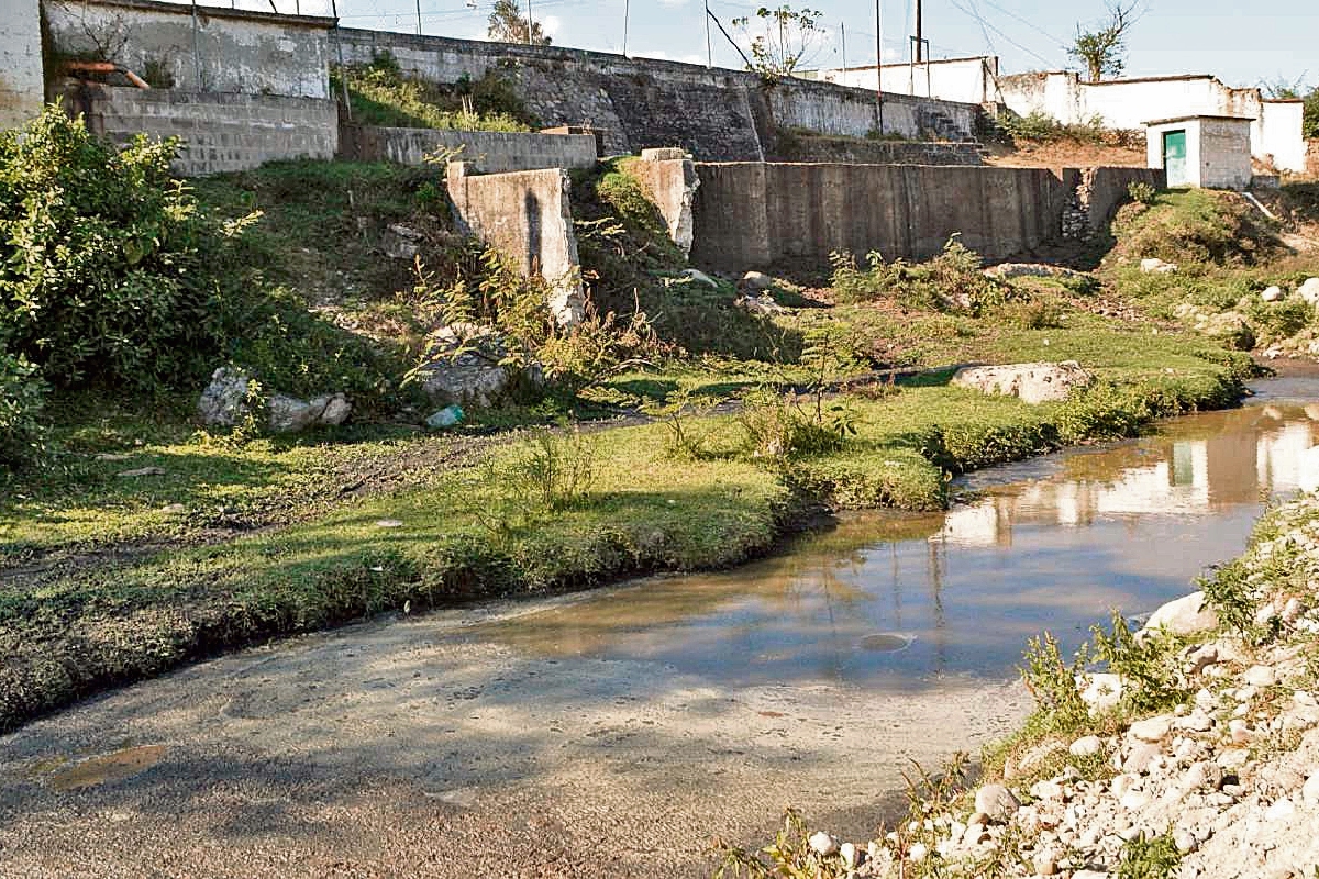 En el  río Los Esclavos desaguan aguas mieles de beneficios de café, por lo que los pobladores suponen que estos pudieron haber contaminado el agua.