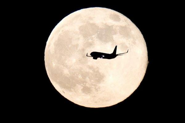 Empresarios piden un ambiente seguro para las compañías que realicen actividades comerciales pacíficas en la Luna.&nbsp; (Foto Prensa Libre: EFE)