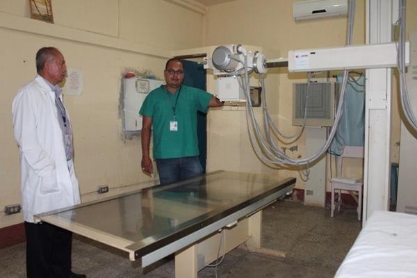 El director  del hospital de Melchor de Mencos muestra   aparato de rayos X que fue reparado por la Brigada Médica Cubana. (Foto Prensa Libre: Rigoberto Escobar)