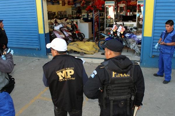 Fiscales del MP y agentes de la PNC investigan escena del robo en Santa Cruz Quiché, Quiché. (Foto Prensa Libre: Óscar Figueroa)