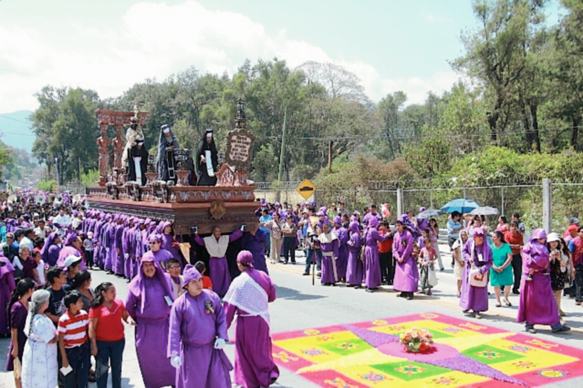 Jesús Nazareno de la aldea Santa Inés, Antigua Guatemala, Sacatepéquez, es llevada en hombros por feligreses. (Foto Prensa Libre: Miguel López)