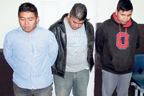 Álex Santos, Érick Pérez y Francisco Palacios, detenidos por la policía en Mixco.