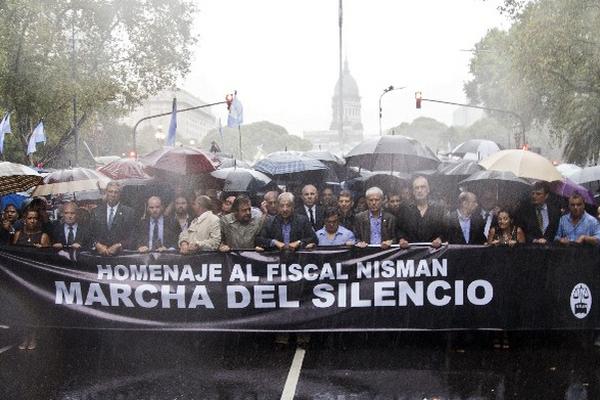Con los fiscales argentinos y la familia de Alberto Nisman al frente, decenas miles de personas se unieron en la "Marcha del silencio". (Foto Prensa Libre:AFP)