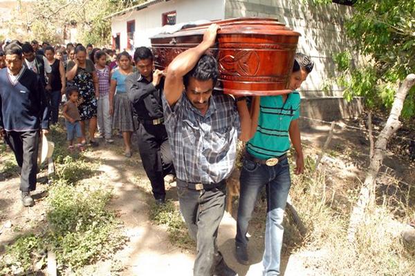 Familiares y amigos acompañan el féretro del niño Juan Alberto Perez Ramíre, ultimado el viernes en Sanarate. (Foto Prensa Libre: Hugo Oliva)