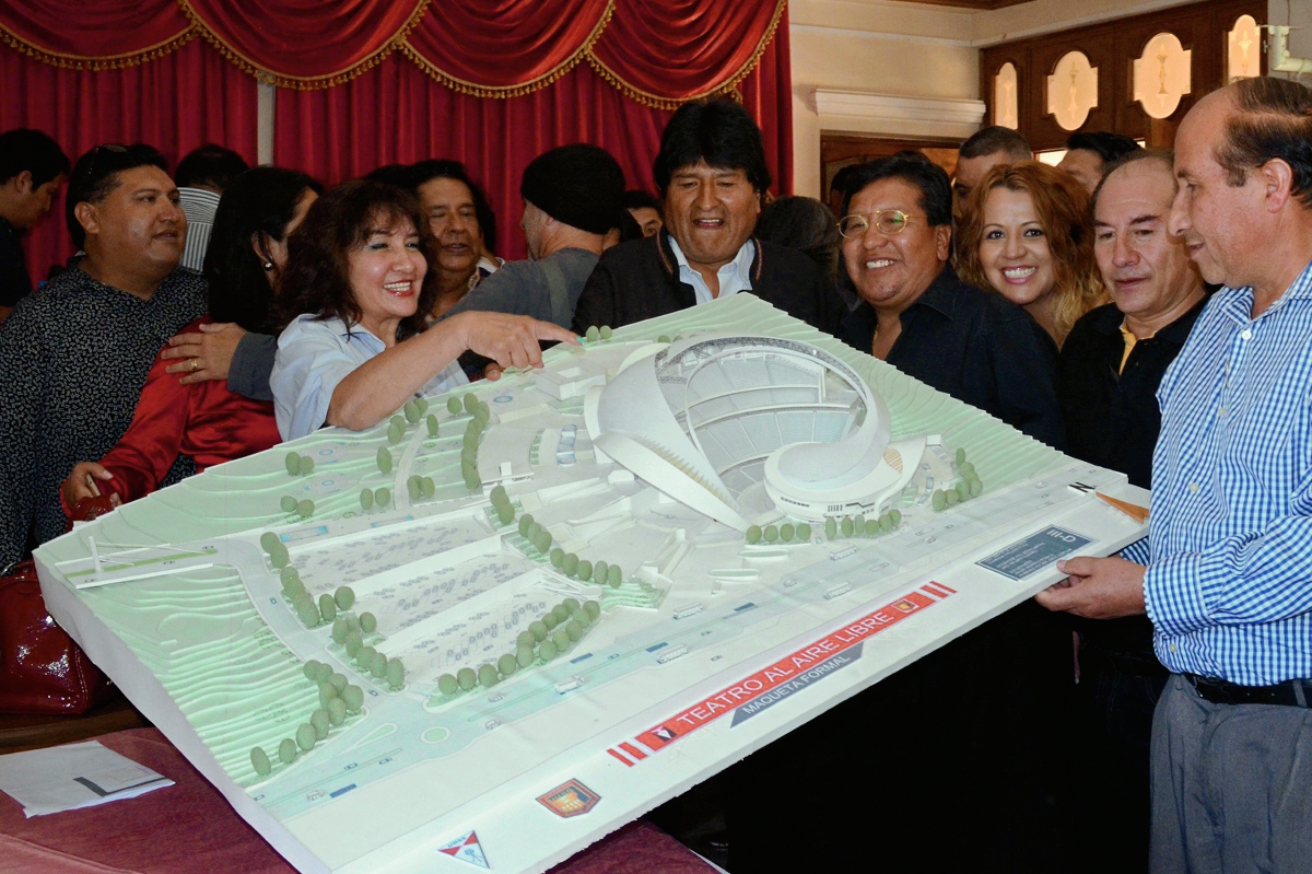 Evo Morales,  presidente de Bolivia, comparte con músicos de ese país. (Foto Prensa Libre: AFP)