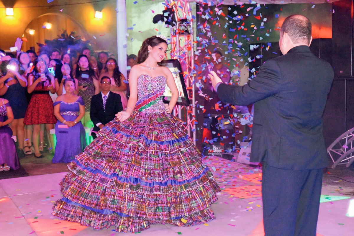 Daniela Valdez Muralles es una quinceañera guatemalteca que alcanzó popularidad en redes sociales por su vistoso vestido. (Foto Prensa Libre: Julio Cheng)