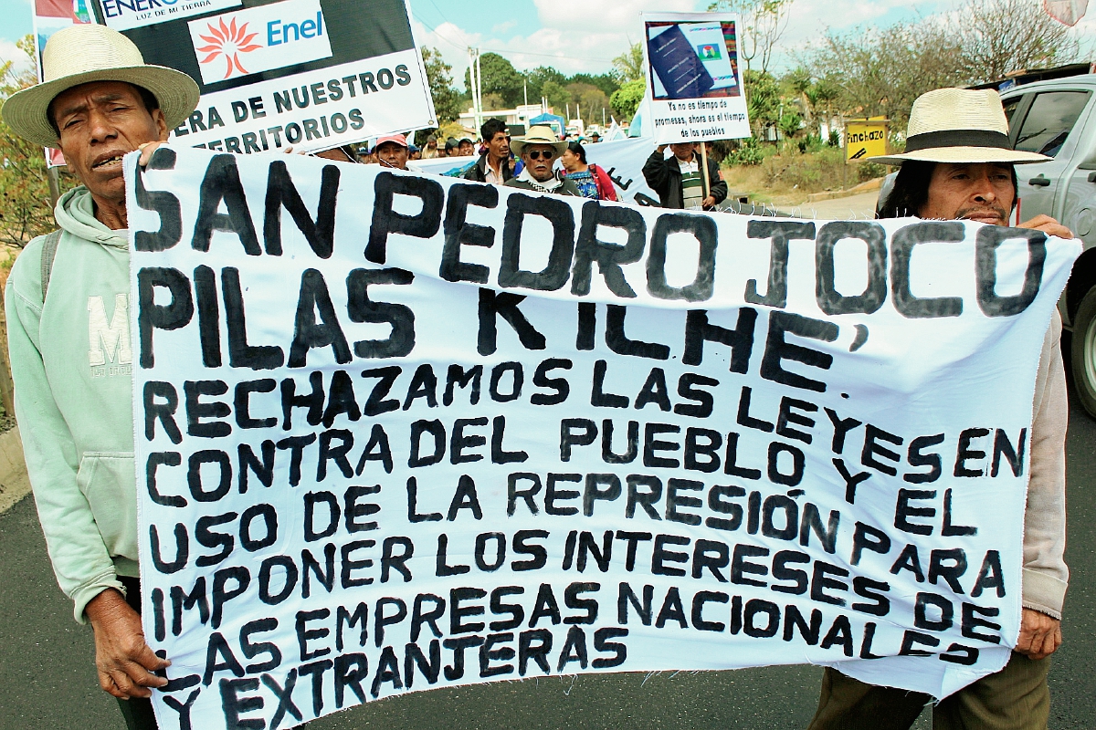 Manifestantes de  San Pedro Jocopilas, Quiché, se oponen a la colocación de postes de alumbrado eléctrico en sus comunidades. (Foto Prensa Libre: Óscar Figueroa)