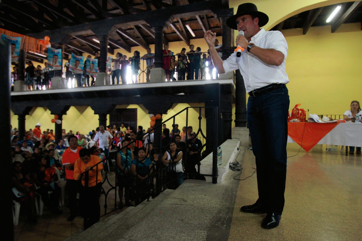 Alejandro Sinibaldi, durante una jornada de afiliación en en Sacatepéquez. (Foto Prensa Libre:Hemeroteca PL)
