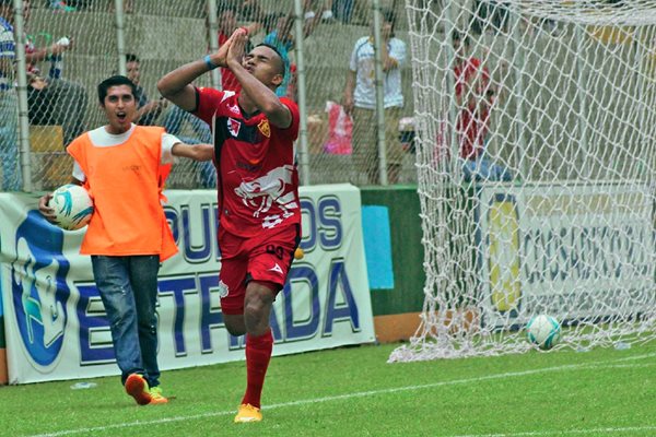 El panameño Armando Polo, se sacó la espinita y se encontró con el gol. (Foto Prensa Libre: Alexander Coyoy)