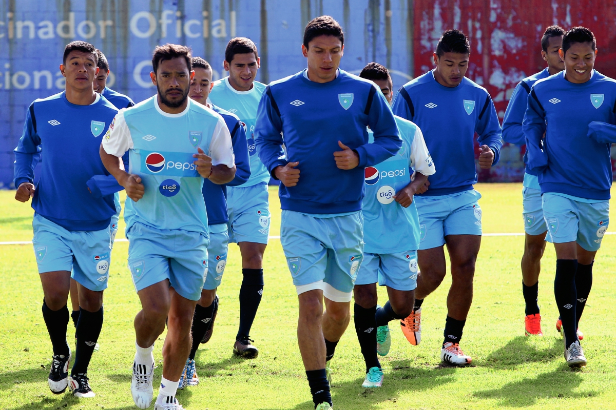 Carlos Ruiz encabeza el entreno de la selección nacional mayor de futbol de Guatemala. (Foto Prensa Libre: Edwin Fajardo)