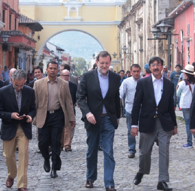 La caminata  de Rajoy en Antigua Guatemala coincidió con la celebración del Día de la Mujer. (Foto Prensa Libre: Miguel López)