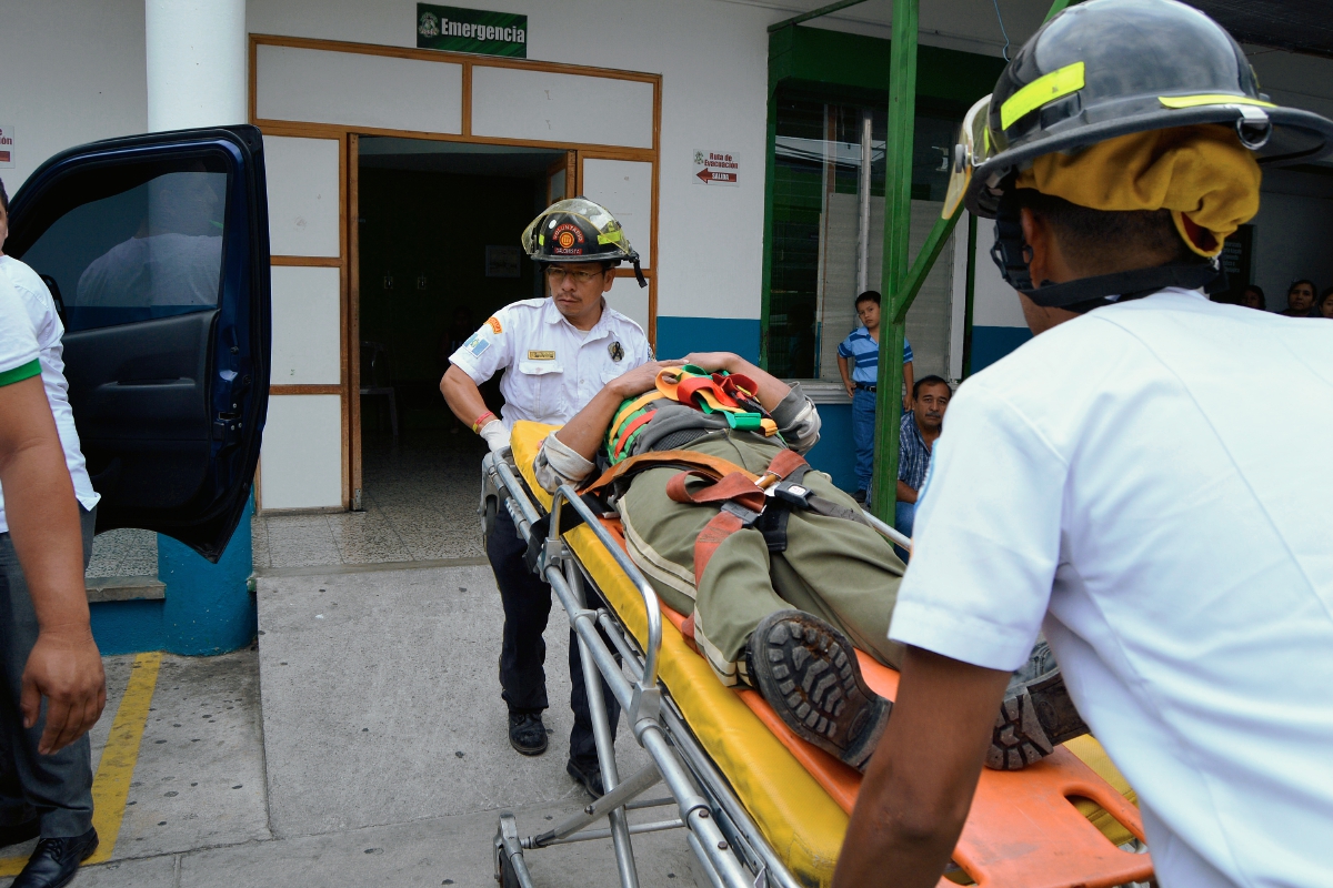 Trabajadores de  una empacadora de melón resultaron heridos cuando un tráiler colisionó con el carretón en donde viajaban. (Foto Prensa Libre: Víctor Gómez)
