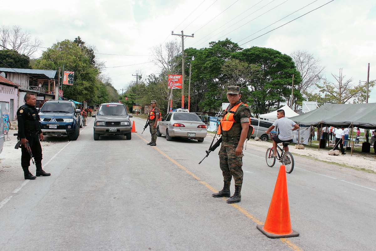 Policías y Soldados vigilan las principales rutas de Peten por Semana Santa. (Foto Prensa Libre: Rigoberto Escobar)