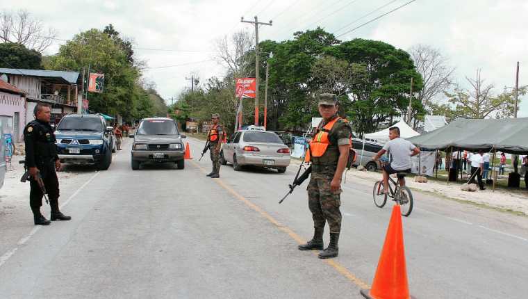 Policías y Soldados vigilan las principales rutas de Peten por Semana Santa. (Foto Prensa Libre: Rigoberto Escobar)