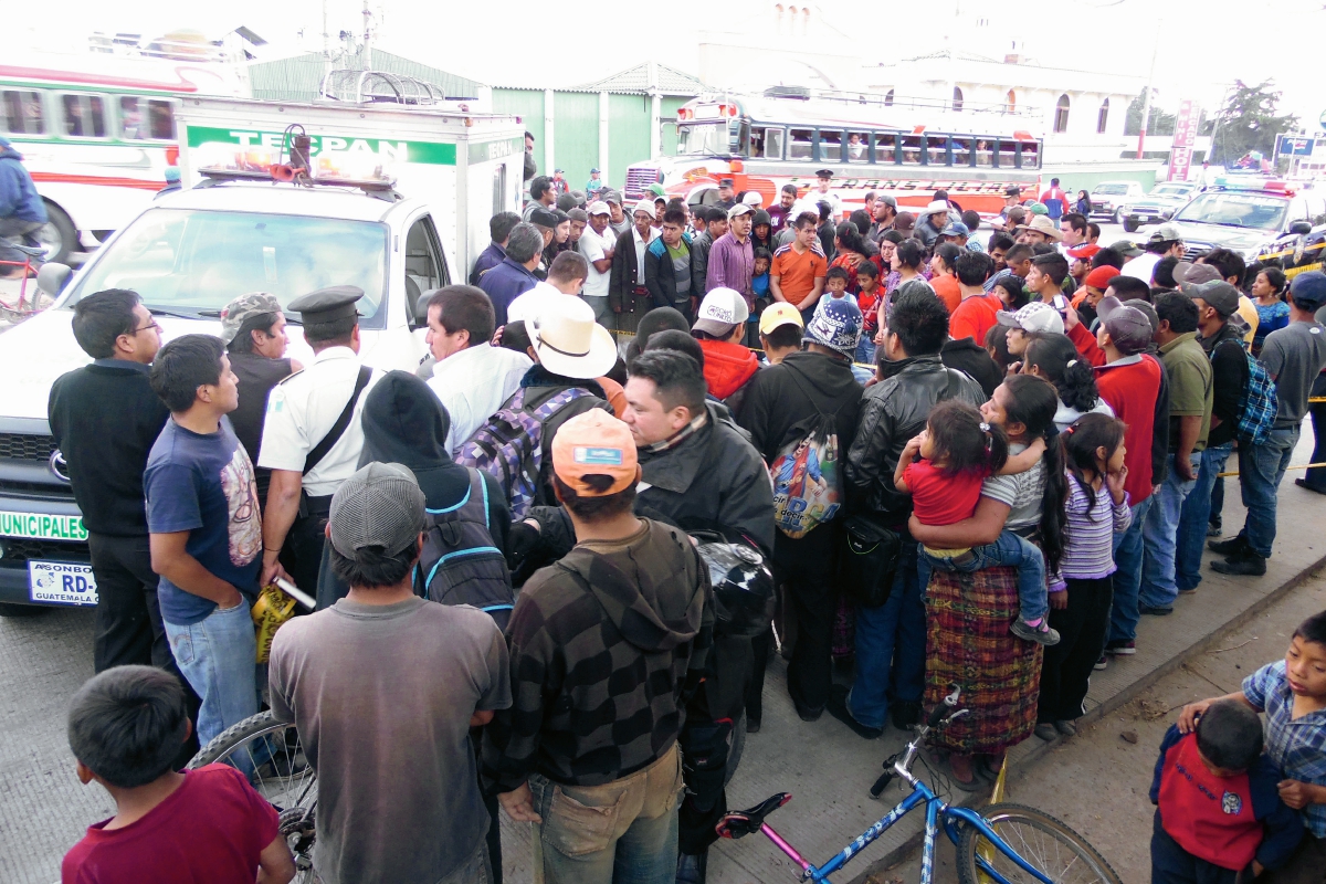 Vecinos y  bomberos en el lugar del accidente, en Tecpán Guatemala. (Foto Prensa Libre: José Rosales)