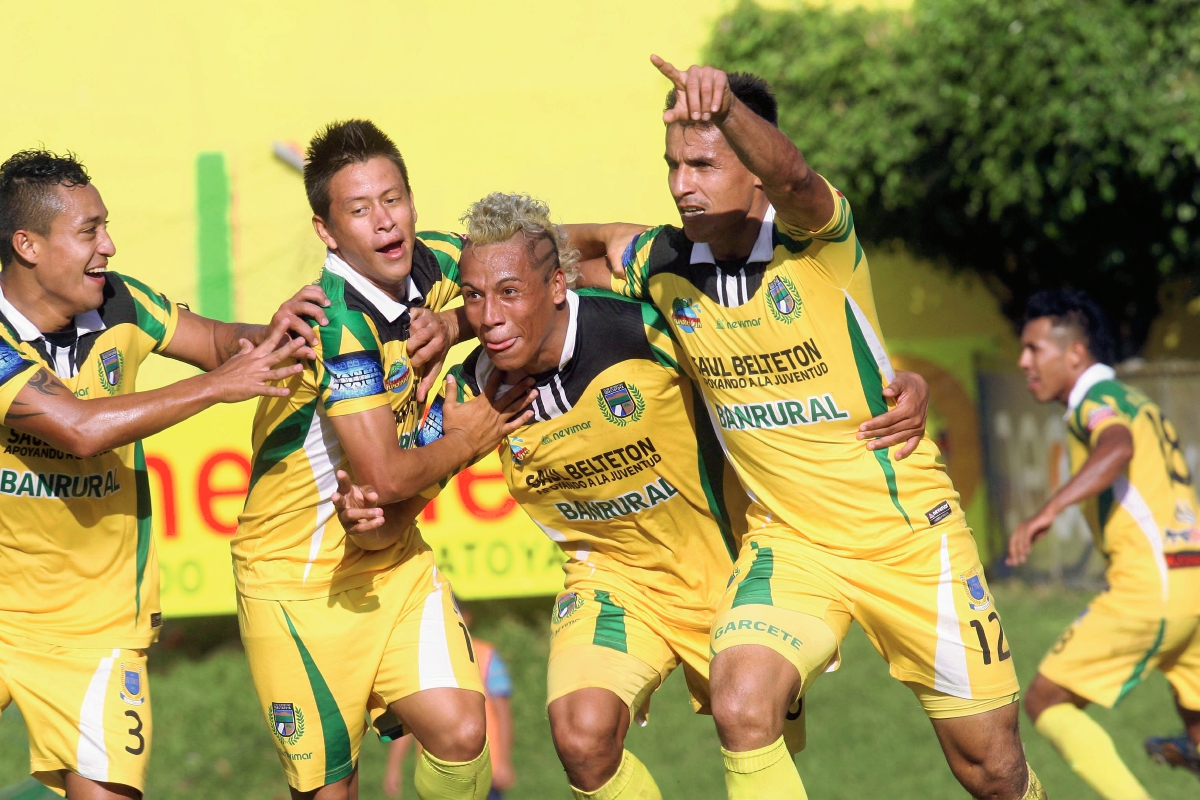 Guastatoya celebra el tercer gol, que marcó el empate ante Comunicaciones. (Foto Prensa Libre: Norvin Mendoza)