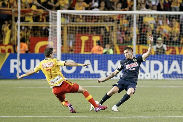 Moisés Velasco (d) del América de México disputa el balón con Yendrick Ruiz (i) del Herediano de Costa Rica durante el partido de ida de las semifinales de la Liga de Campeones de la Concacaf. (Foto Prensa Libre: EFE)
