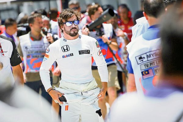 El piloto español de Fórmula uno Fernando Alonso, durante la sesión de entrenamientos para el Gran Premio de Malasia en el circuito internacional de Sepang en Kuala Lumpur. (Foto Prensa Libre: EFE)