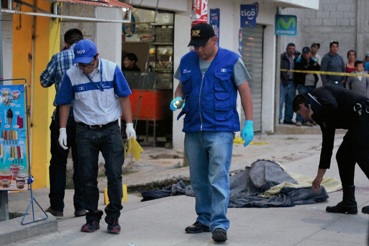 Investigadores reúnen evidencias en el lugar donde murió baleado Mateo Zacarías, en Huehuetenango. (Foto Prensa Libre: Mike Castillo)