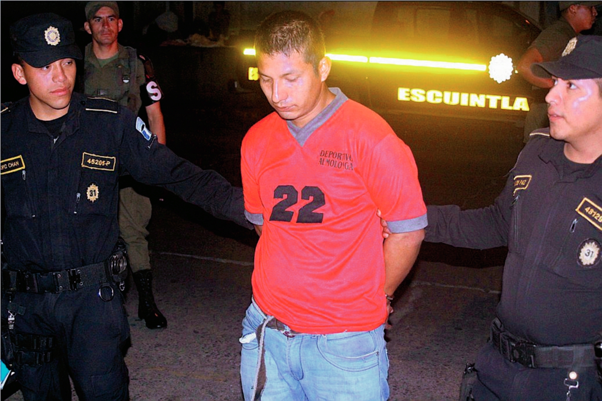 Saulo Jonathan Esquina González   fue capturado en Santa Lucía Cotzumalguapa, Escuintla, con una libra de marihuana. (Foto Prensa Libre: Melvin Sandoval)