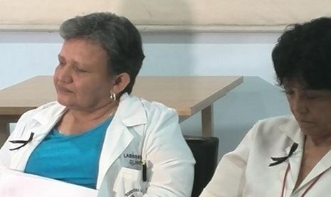 Médicos portan moña negra