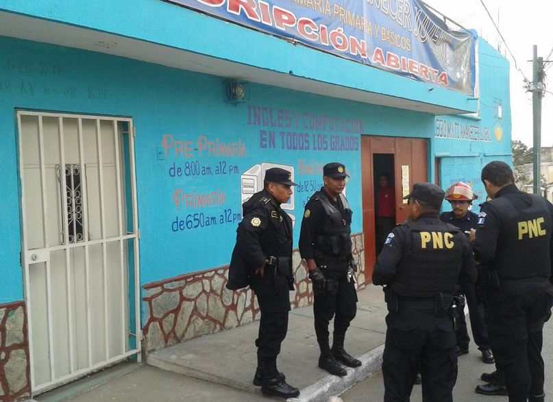 Evacúan escuela por falsa alarma de bomba