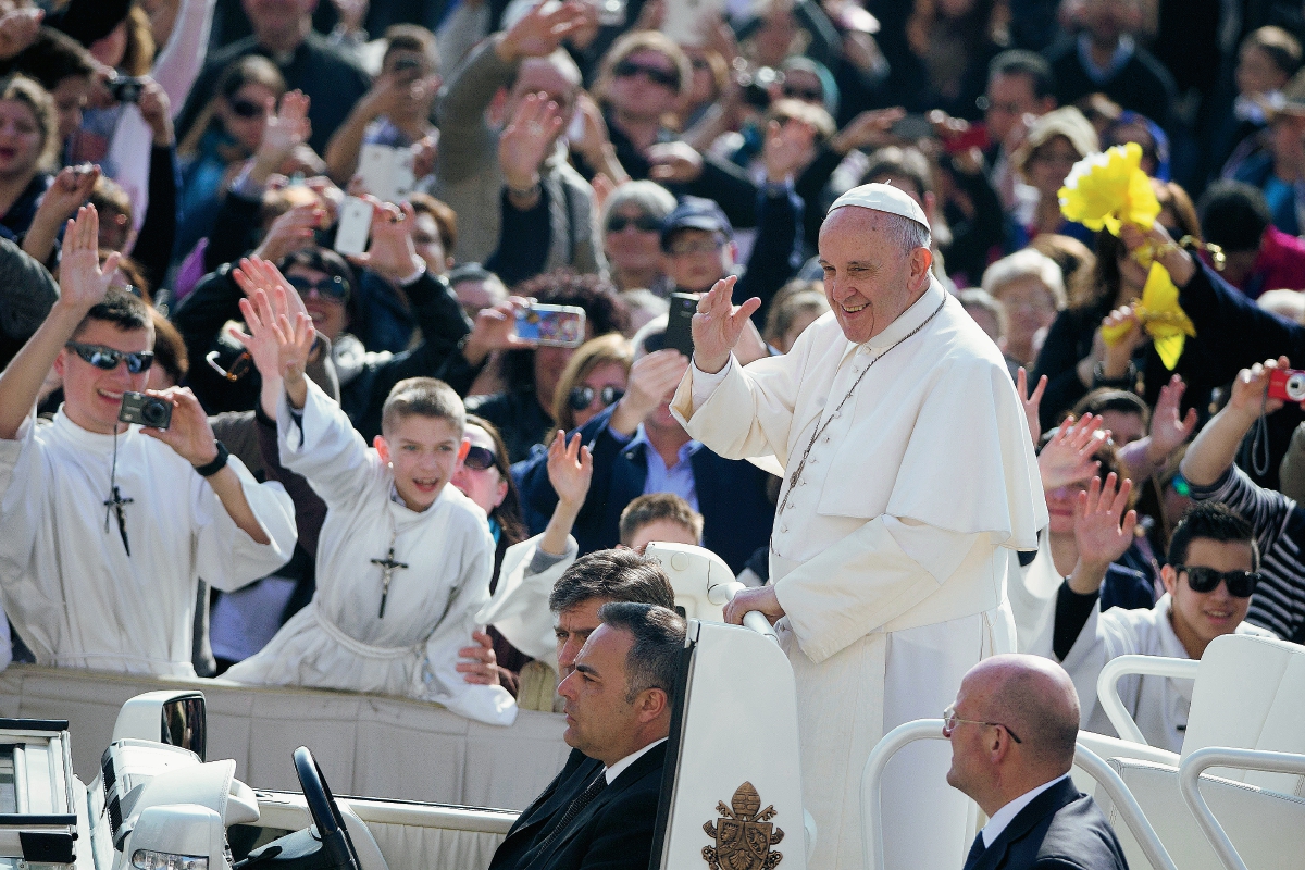 El papa Francisco saluda a los feligreses en la plaza San Pedro, de El Vaticano. (Foto Prensa Libre:AP).