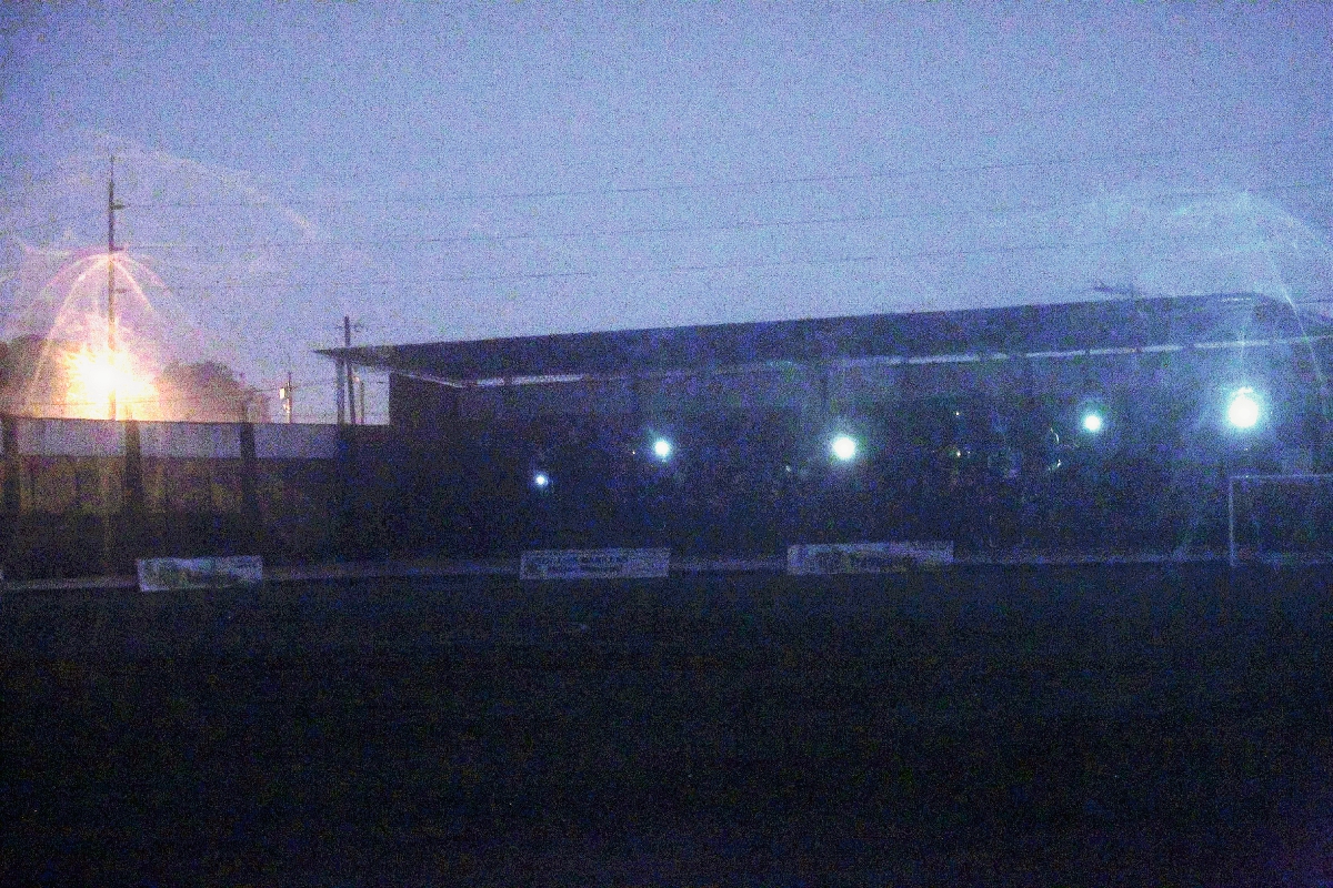El estadio Julio A Cobar quedo en completa oscuridad debido a los apagones. (Foto Prensa Libre: Norvin Mendoza)