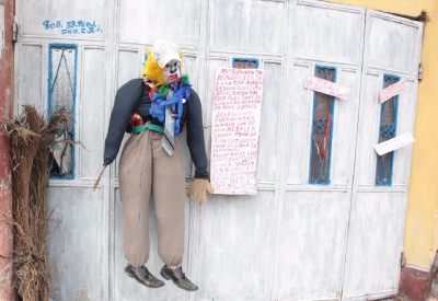 Un muñeco de Judas es exhibido a la espera de ser quemado en la zona 21. (Foto Prensa Libre: Keneth Cruz)