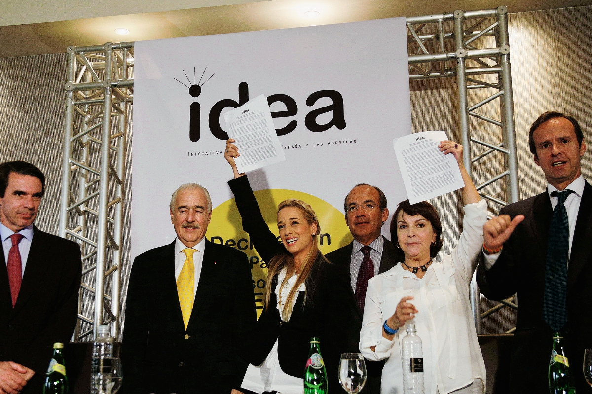 Lilian Tintori y Mitzy Capriles, posan junto los expresidentes iberoamericanos. (Foto Prensa Libre:AP)