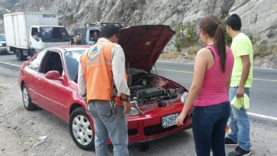 Doscientos sesenta y siete servicios mecánicos se prestaron en las diferentes carreteras del país. (Foto Prensa Libre: CONRED)